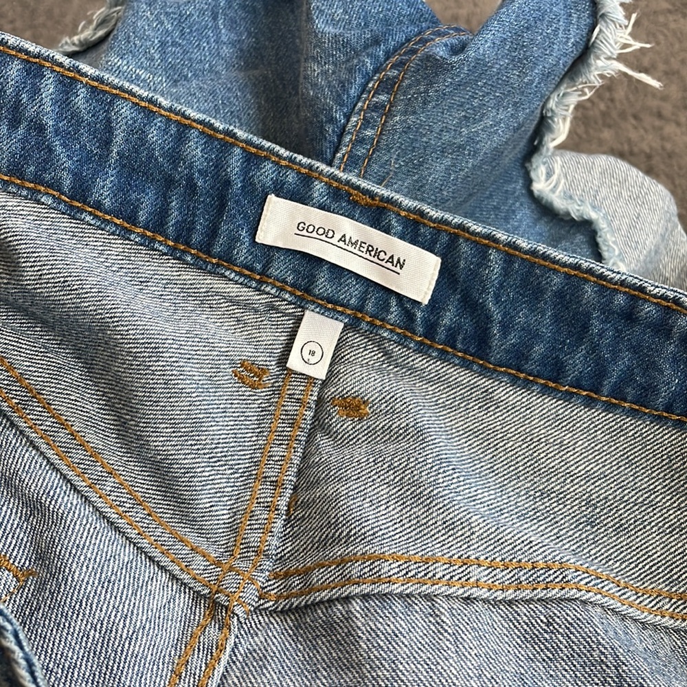 Good American Buttonfly Bombshell Ripped Jean Sho… - image 7